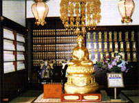 仏殿の黄金釈迦