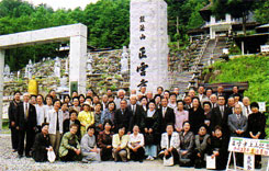 生前葬を終え幸福門の前で記念撮影する方々